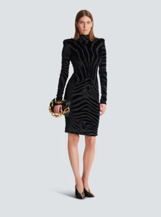 Kurzes Samtkleid mit Zebradruck Kurzes Samtkleid mit Zebradruck