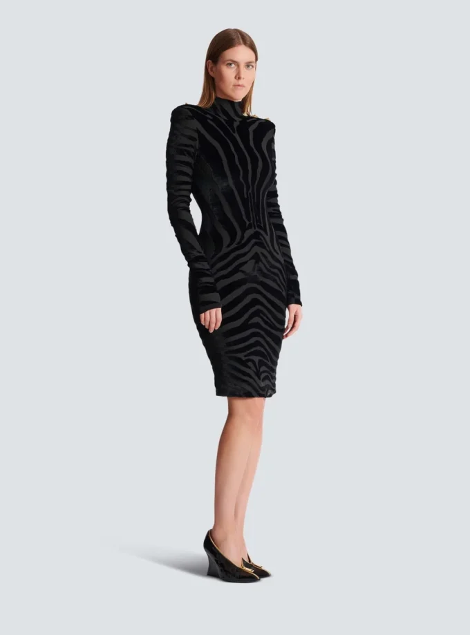 Kurzes Samtkleid mit Zebradruck