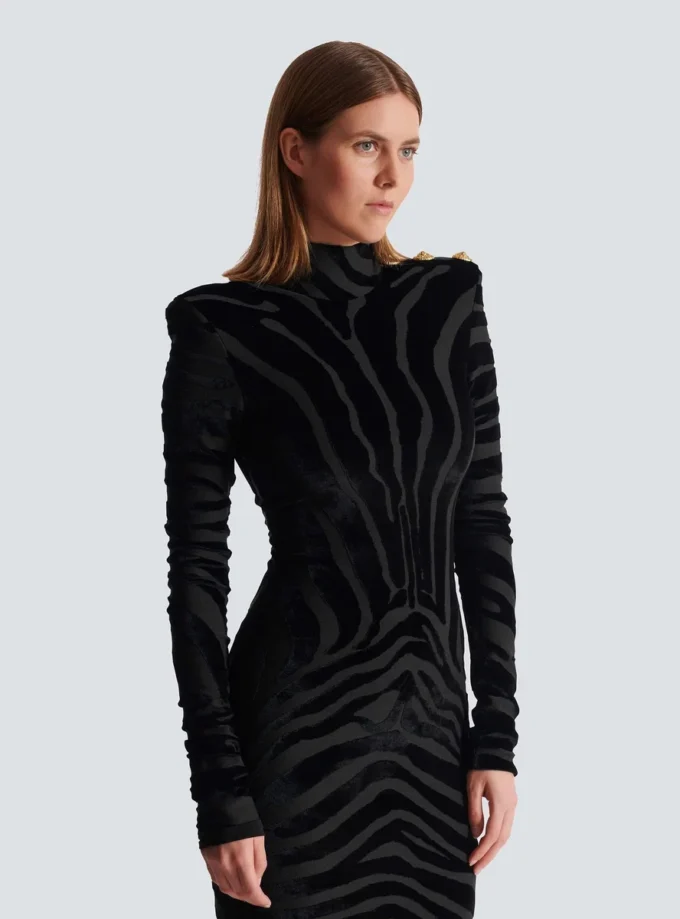 Kurzes Samtkleid mit Zebradruck