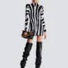 Kurzes Strickkleid mit Zebra-Intarsien Kurzes Strickkleid mit Zebra-Intarsien