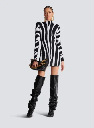 Kurzes Strickkleid mit Zebra-Intarsien