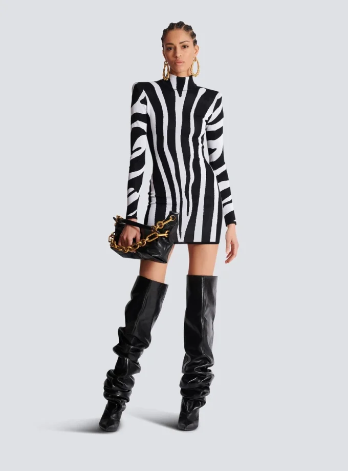 Kurzes Strickkleid mit Zebra-Intarsien Kurzes Strickkleid mit Zebra-Intarsien