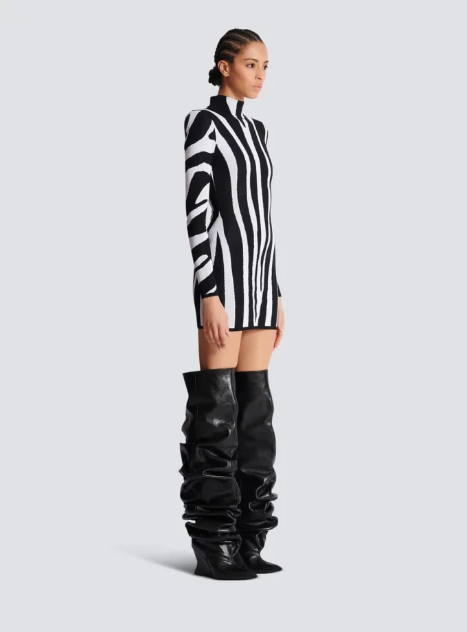 Kurzes Strickkleid mit Zebra-Intarsien Kurzes Strickkleid mit Zebra-Intarsien