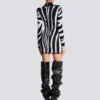 Kurzes Strickkleid mit Zebra-Intarsien Kurzes Strickkleid mit Zebra-Intarsien