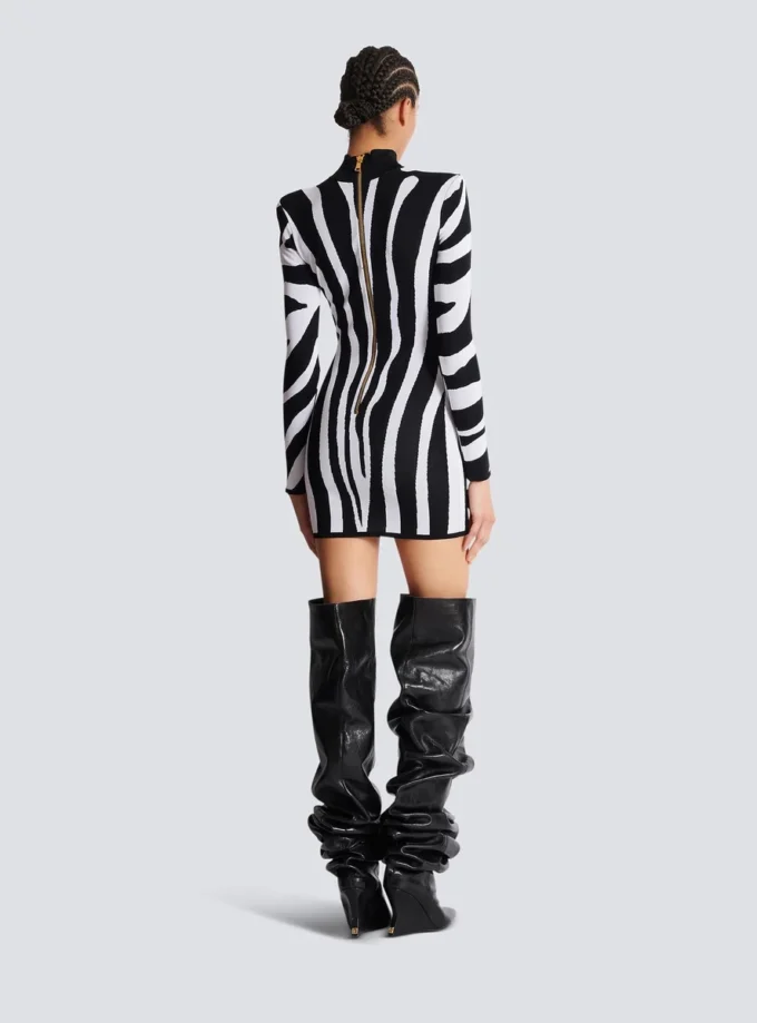 Kurzes Strickkleid mit Zebra-Intarsien Kurzes Strickkleid mit Zebra-Intarsien