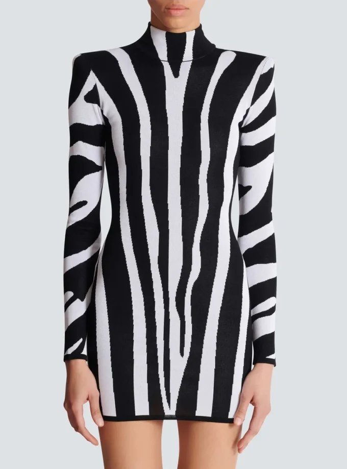 Kurzes Strickkleid mit Zebra-Intarsien Kurzes Strickkleid mit Zebra-Intarsien