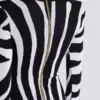 Kurzes Strickkleid mit Zebra-Intarsien Kurzes Strickkleid mit Zebra-Intarsien