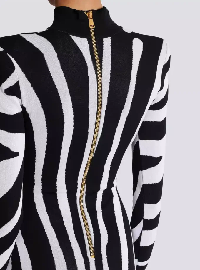 Kurzes Strickkleid mit Zebra-Intarsien Kurzes Strickkleid mit Zebra-Intarsien
