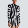 Kurzes Strickkleid mit Zebra-Intarsien Kurzes Strickkleid mit Zebra-Intarsien