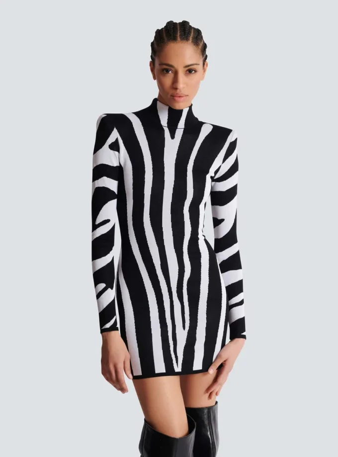 Kurzes Strickkleid mit Zebra-Intarsien Kurzes Strickkleid mit Zebra-Intarsien