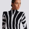Kurzes Strickkleid mit Zebra-Intarsien Kurzes Strickkleid mit Zebra-Intarsien