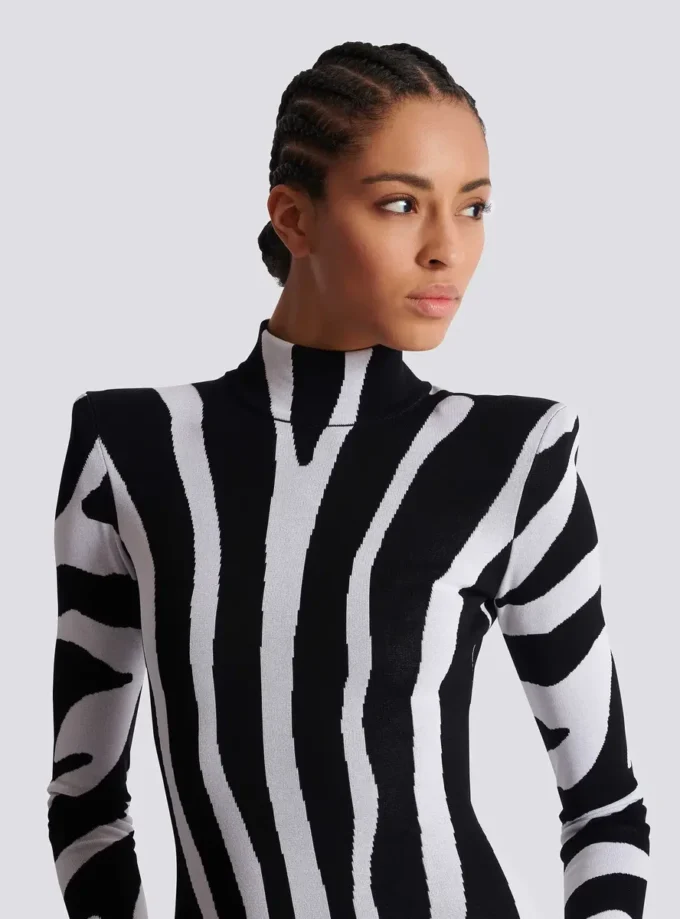 Kurzes Strickkleid mit Zebra-Intarsien Kurzes Strickkleid mit Zebra-Intarsien