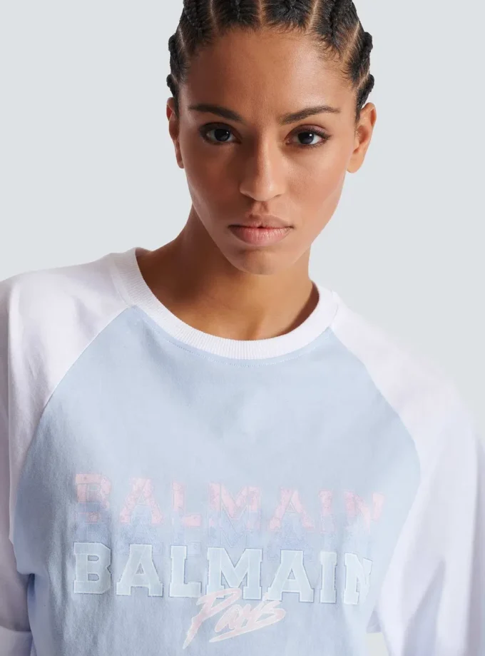 Kurzes T-Shirt mit Balmain Paris-Print Kurzes T-Shirt mit Balmain Paris-Print