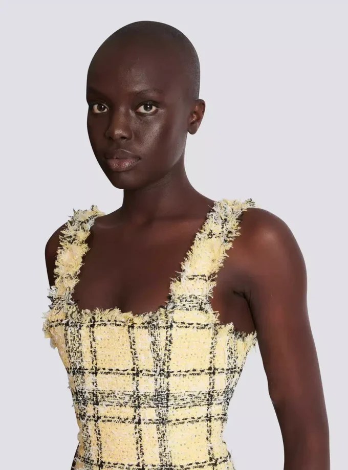 Kurzes Trägerkleid aus Glitzertweed Kurzes Trägerkleid aus Glitzertweed