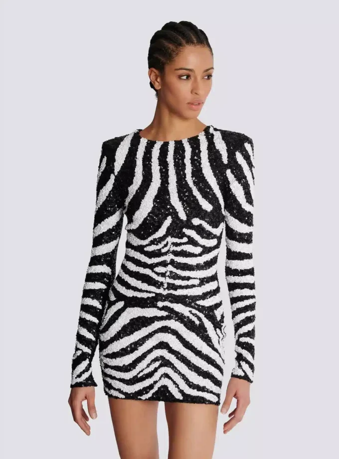 Kurzes zweifarbiges Zebra-Paillettenkleid Kurzes zweifarbiges Zebra-Paillettenkleid