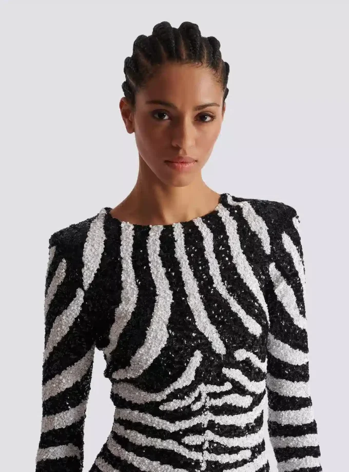Kurzes zweifarbiges Zebra-Paillettenkleid Kurzes zweifarbiges Zebra-Paillettenkleid