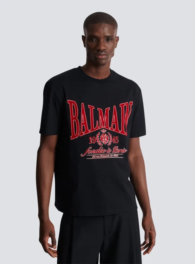Kurzärmeliges T-Shirt mit aufgedrucktem Balmain College-Logo Kurzärmeliges T-Shirt mit aufgedrucktem Balmain College-Logo