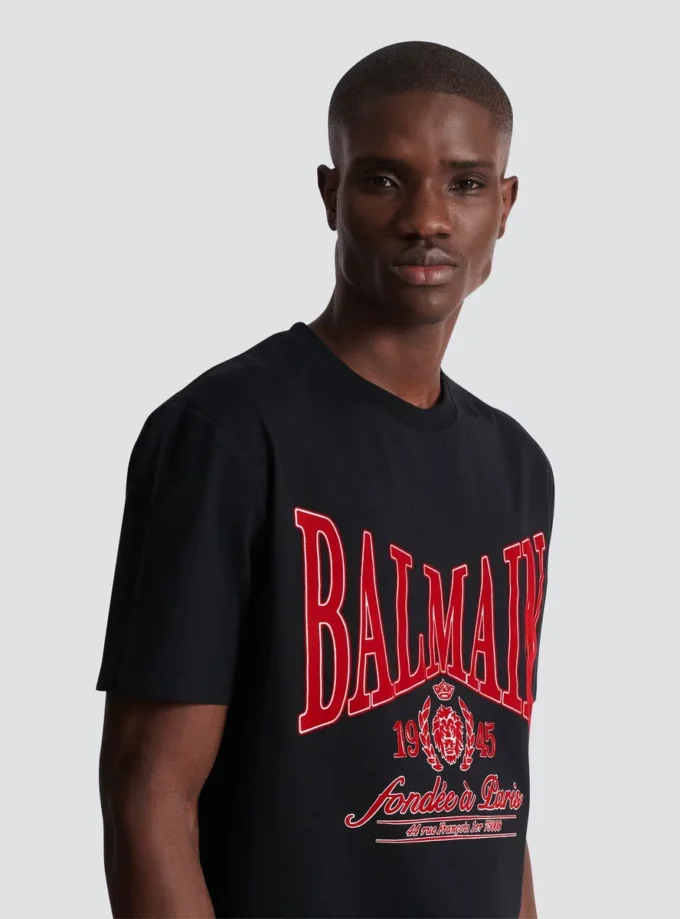 Kurzärmeliges T-Shirt mit aufgedrucktem Balmain College-Logo Kurzärmeliges T-Shirt mit aufgedrucktem Balmain College-Logo