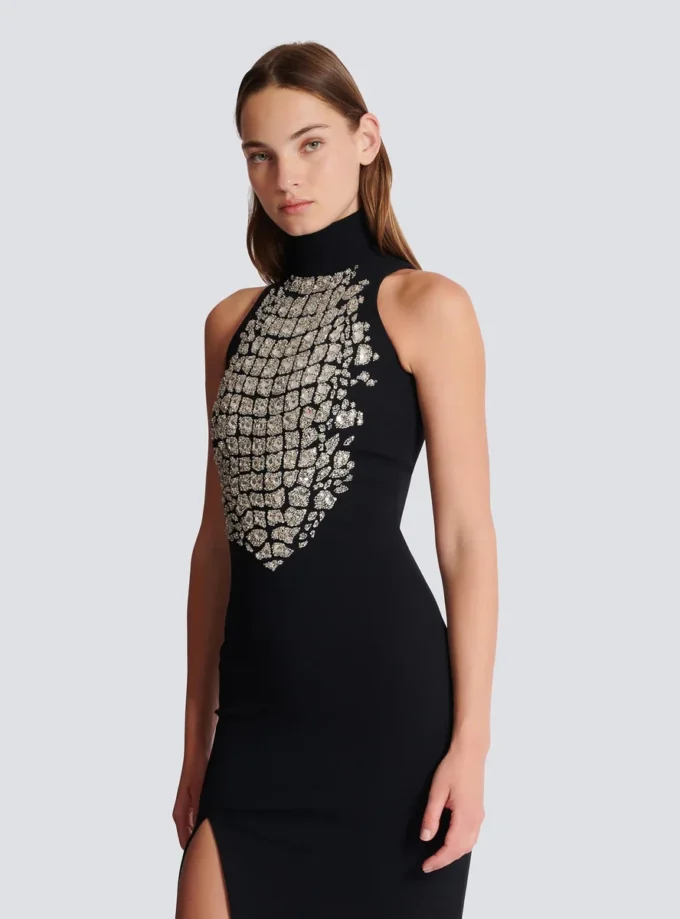 Langes, besticktes Kleid mit Schlitz Langes, besticktes Kleid mit Schlitz