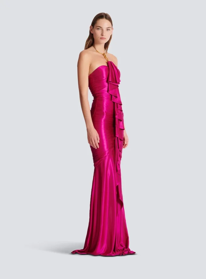 Langes drapiertes Bustierkleid mit verzierten Details Langes drapiertes Bustierkleid mit verzierten Details