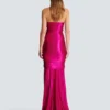 Langes drapiertes Bustierkleid mit verzierten Details Langes drapiertes Bustierkleid mit verzierten Details