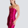 Langes drapiertes Bustierkleid mit verzierten Details Langes drapiertes Bustierkleid mit verzierten Details