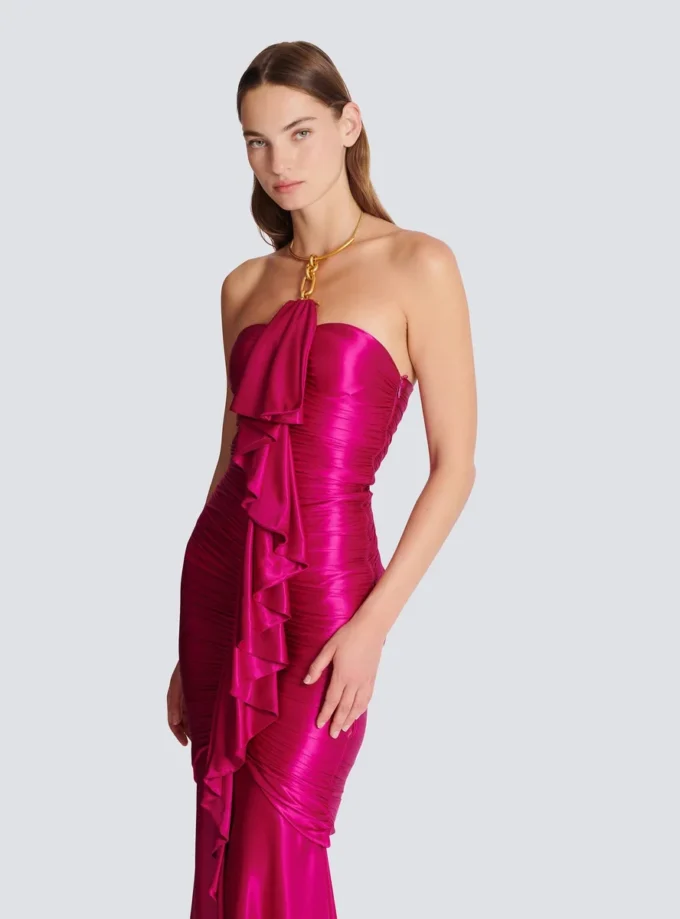 Langes drapiertes Bustierkleid mit verzierten Details Langes drapiertes Bustierkleid mit verzierten Details