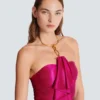 Langes drapiertes Bustierkleid mit verzierten Details Langes drapiertes Bustierkleid mit verzierten Details