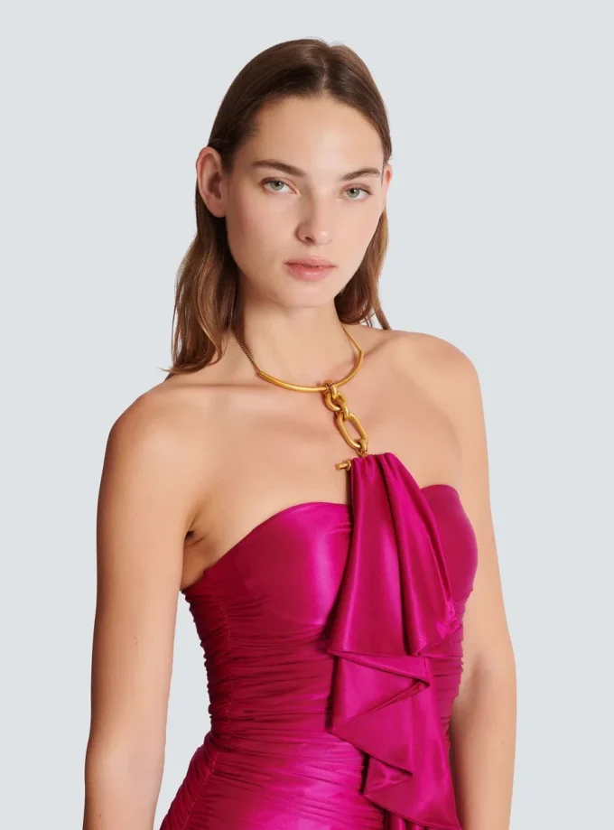 Langes drapiertes Bustierkleid mit verzierten Details Langes drapiertes Bustierkleid mit verzierten Details