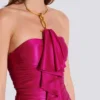 Langes drapiertes Bustierkleid mit verzierten Details Langes drapiertes Bustierkleid mit verzierten Details