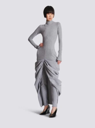 Langes, drapiertes Kleid aus Baumwollstrick
