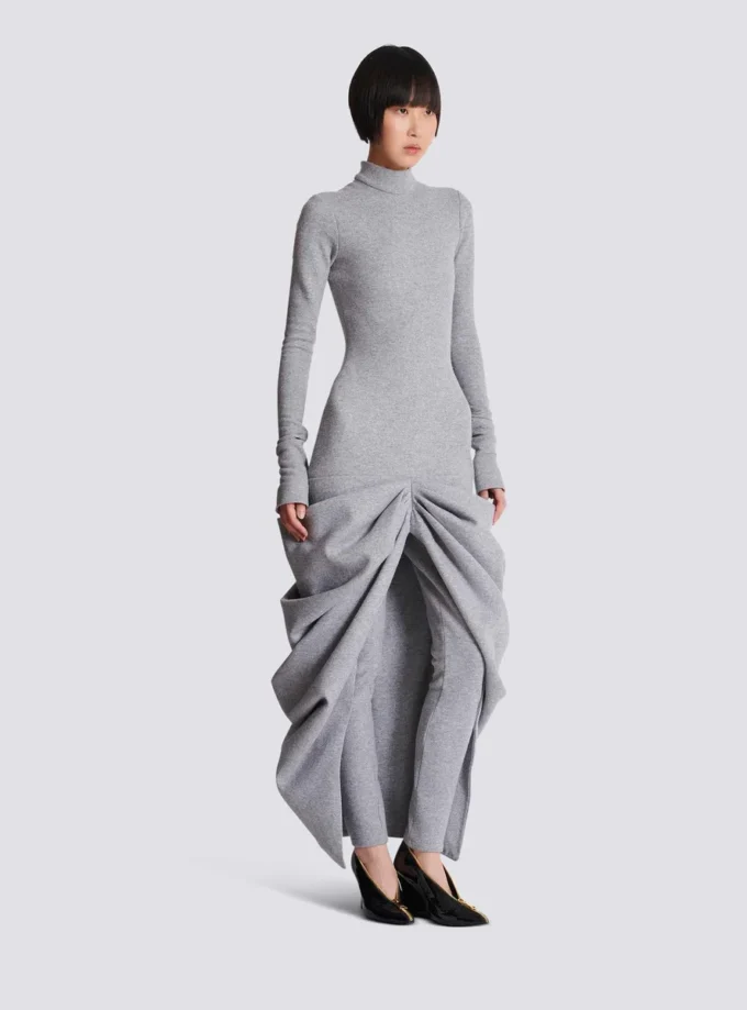 Langes, drapiertes Kleid aus Baumwollstrick Langes, drapiertes Kleid aus Baumwollstrick