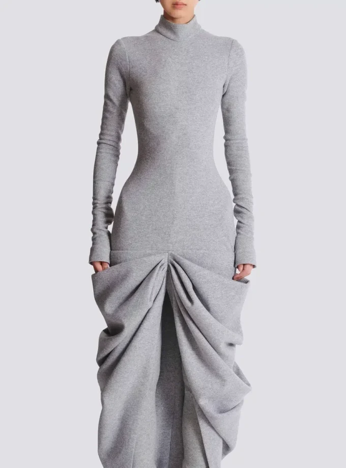 Langes, drapiertes Kleid aus Baumwollstrick Langes, drapiertes Kleid aus Baumwollstrick