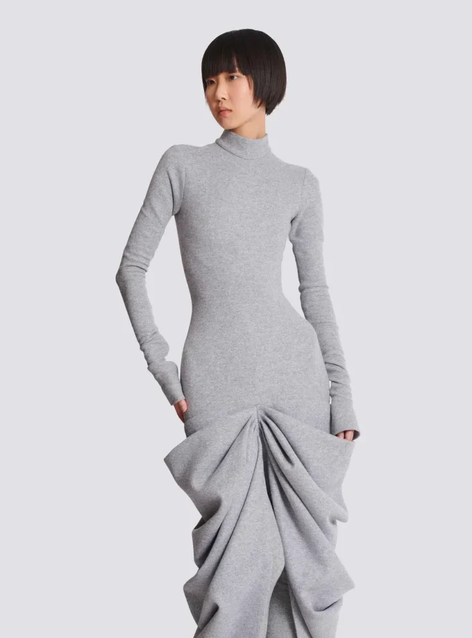 Langes, drapiertes Kleid aus Baumwollstrick Langes, drapiertes Kleid aus Baumwollstrick