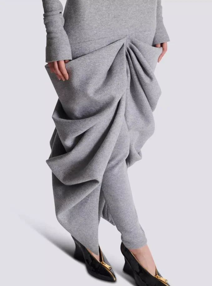 Langes, drapiertes Kleid aus Baumwollstrick Langes, drapiertes Kleid aus Baumwollstrick