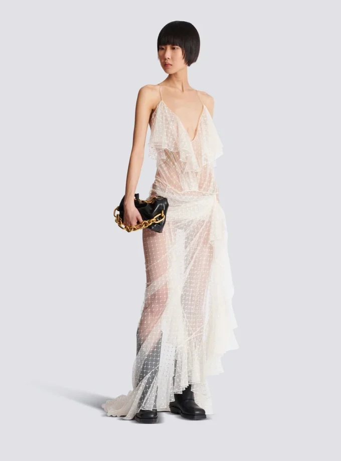 Langes, fließendes Kleid mit Spitzenrüschen Langes, fließendes Kleid mit Spitzenrüschen
