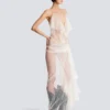 Langes, fließendes Kleid mit Spitzenrüschen Langes, fließendes Kleid mit Spitzenrüschen