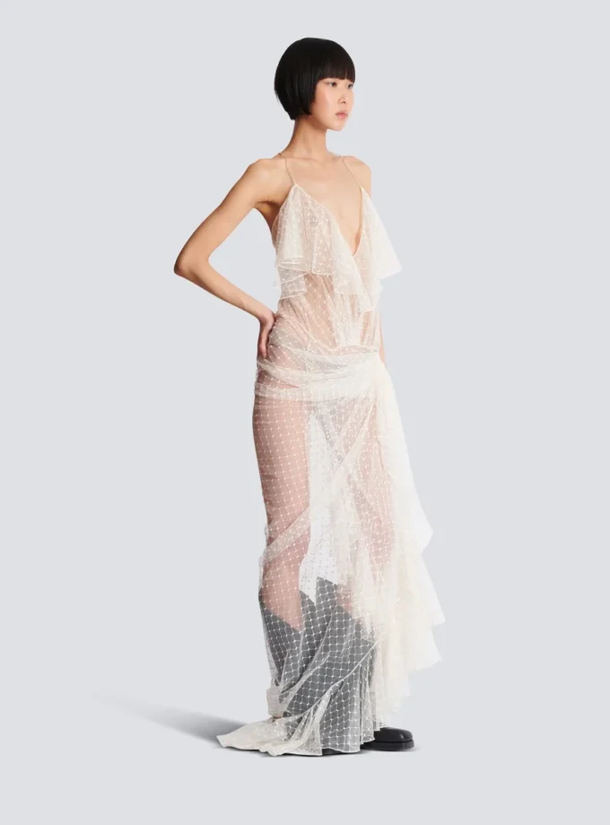 Langes, fließendes Kleid mit Spitzenrüschen Langes, fließendes Kleid mit Spitzenrüschen
