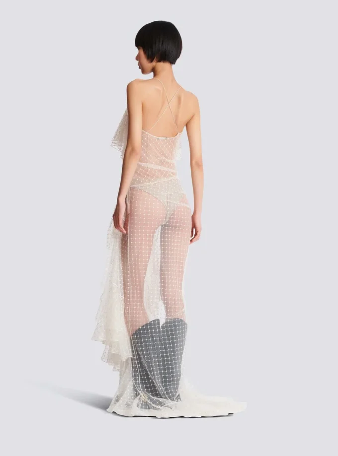 Langes, fließendes Kleid mit Spitzenrüschen Langes, fließendes Kleid mit Spitzenrüschen