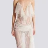 Langes, fließendes Kleid mit Spitzenrüschen Langes, fließendes Kleid mit Spitzenrüschen