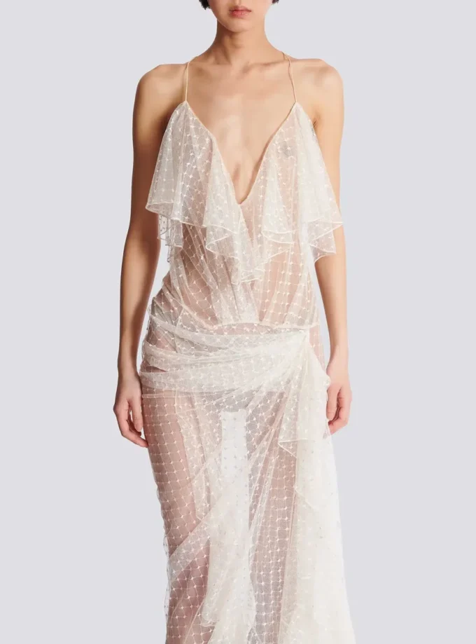 Langes, fließendes Kleid mit Spitzenrüschen Langes, fließendes Kleid mit Spitzenrüschen