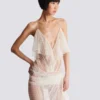 Langes, fließendes Kleid mit Spitzenrüschen Langes, fließendes Kleid mit Spitzenrüschen