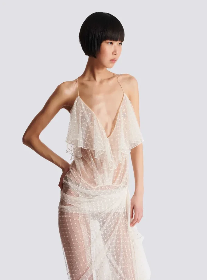 Langes, fließendes Kleid mit Spitzenrüschen Langes, fließendes Kleid mit Spitzenrüschen