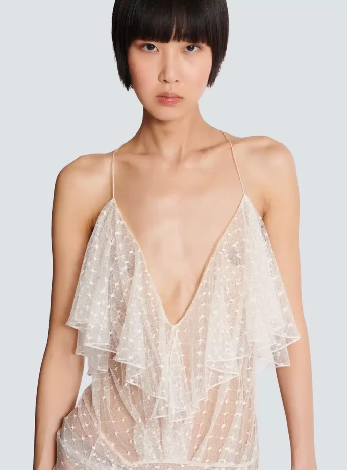 Langes, fließendes Kleid mit Spitzenrüschen Langes, fließendes Kleid mit Spitzenrüschen