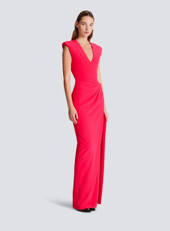 Langes Kreppkleid mit verzierten Details Langes Kreppkleid mit verzierten Details