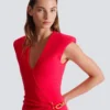 Langes Kreppkleid mit verzierten Details Langes Kreppkleid mit verzierten Details