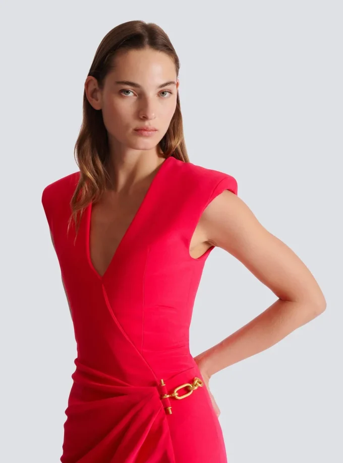 Langes Kreppkleid mit verzierten Details Langes Kreppkleid mit verzierten Details