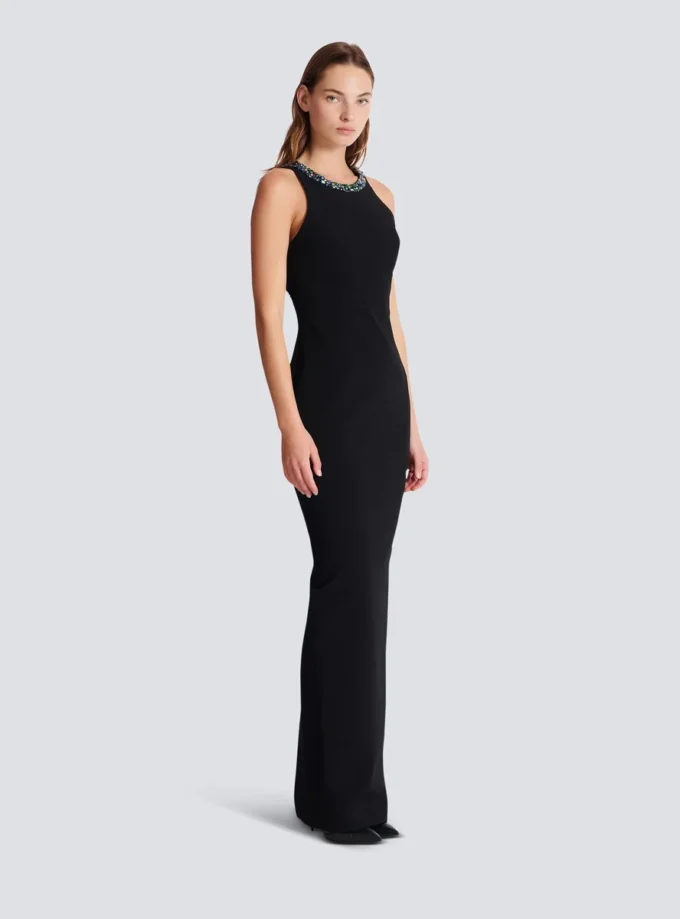 Langes, ärmelloses Kleid aus besticktem Samt Langes, ärmelloses Kleid aus besticktem Samt