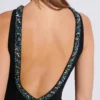 Langes, ärmelloses Kleid aus besticktem Samt Langes, ärmelloses Kleid aus besticktem Samt