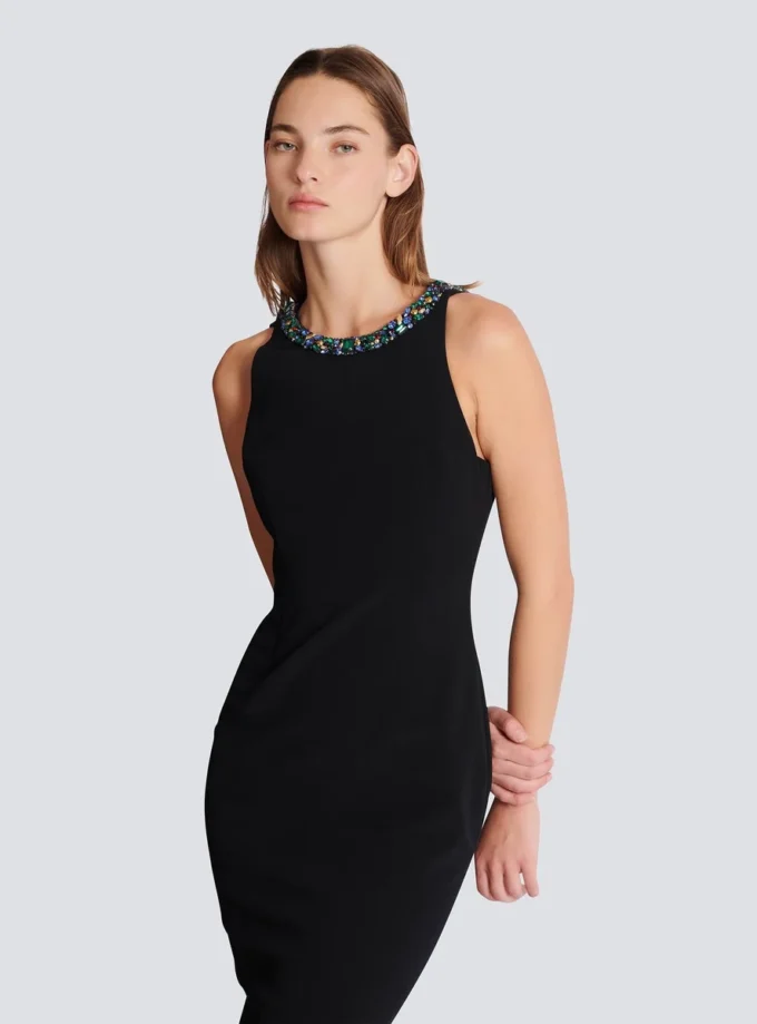 Langes, ärmelloses Kleid aus besticktem Samt Langes, ärmelloses Kleid aus besticktem Samt